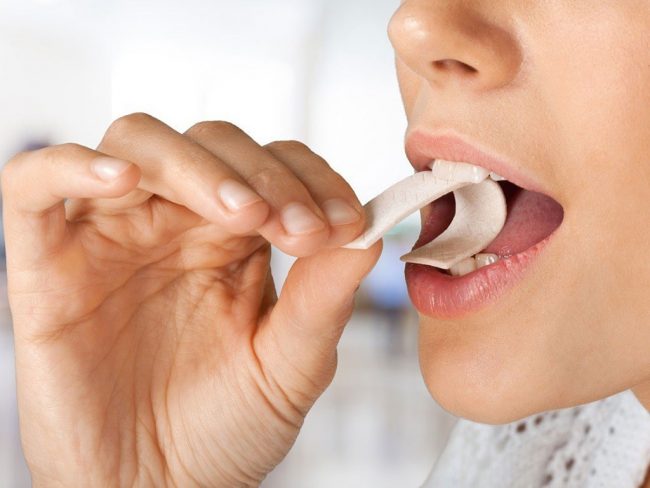 Nhai kẹo cao su trong 30 phút sau ăn sẽ giúp bạn đẩy lùi trào ngược.