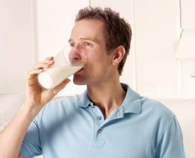 Uống sữa có làm giảm chứng ợ nóng do trào ngược dạ dày không?